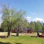 Old Pine Husky Resort *
