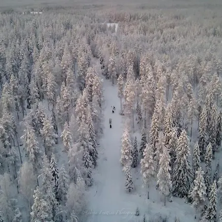 Old Pine Husky Station touristique Sompujarvi