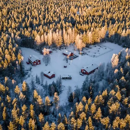 Resort Old Pine Husky Sompujarvi