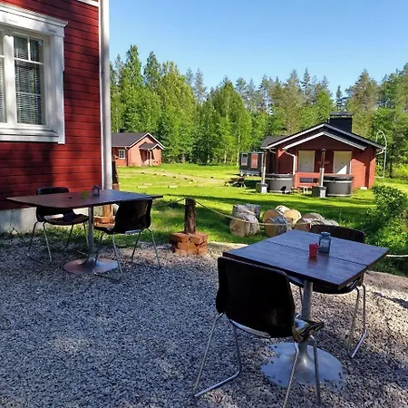 Old Pine Husky Lomakeskus Sompujarvi